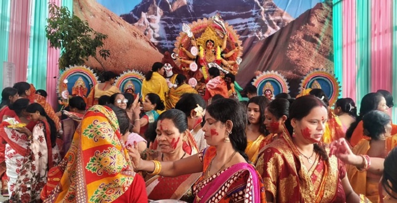 असमः बिश्वनाथ के दु्र्गा पूजा पंडाल में प्रतिमा विसर्जन से पूर्व सिंदुर खेला का दृश्य