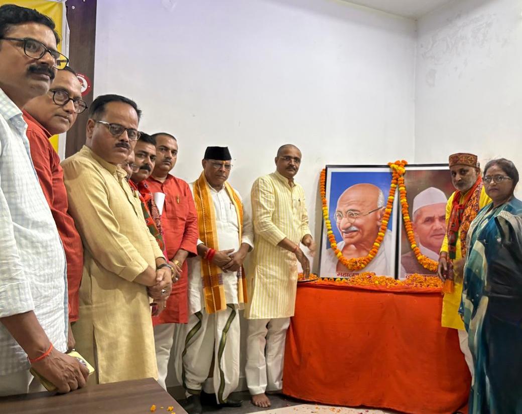 दोनों महापुरुषों के चित्र पर माल्यार्पण कर श्रद्धांजलि अर्पित करते भाजपाई।