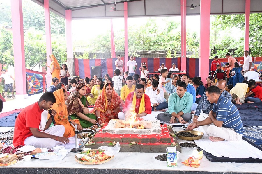 असमः एसएसबी की 24वीं बटालियन मुख्यालय रंगिया में नवरात्रा के अवसर पर हवन का दृश्य।