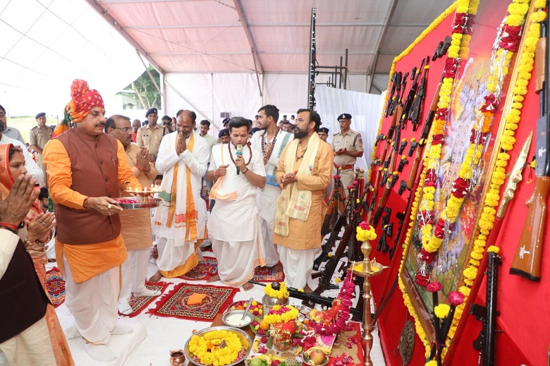 मुख्यमंत्री ने विजयादशमी के पावन पर्व पर इंदौर में किया शस्त्र पूजन मुख्यमंत्री ने विजयादशमी के पावन पर्व पर इंदौर में किया शस्त्र पूजन