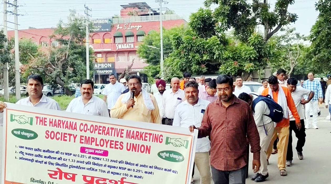 हैफेड मुख्यालय पर प्रदर्शन करते हुए यूनियन के सदस्य एवं कर्मचारी। हैफेड मुख्यालय पर प्रदर्शन करते हुए यूनियन के सदस्य एवं कर्मचारी।