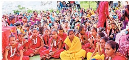 बैठक करती महिलाएं बैठक करती महिलाएं