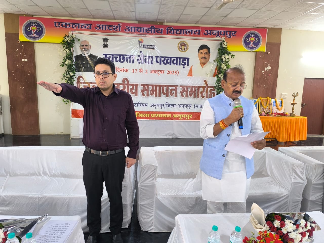 राज्यमंत्री नशा मुक्ति की शपथ दिलाते हुए राज्यमंत्री नशा मुक्ति की शपथ दिलाते हुए