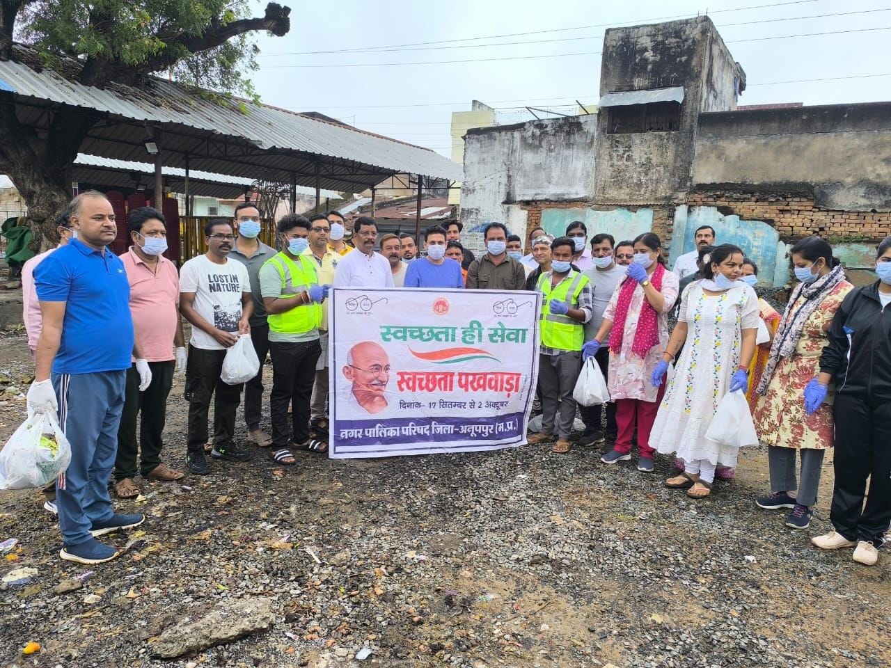 पुरानी सब्जी मंडी अनूपपुर में श्रमदान के बाद कलेक्टर सहित अन्य पुरानी सब्जी मंडी अनूपपुर में श्रमदान के बाद कलेक्टर सहित अन्य