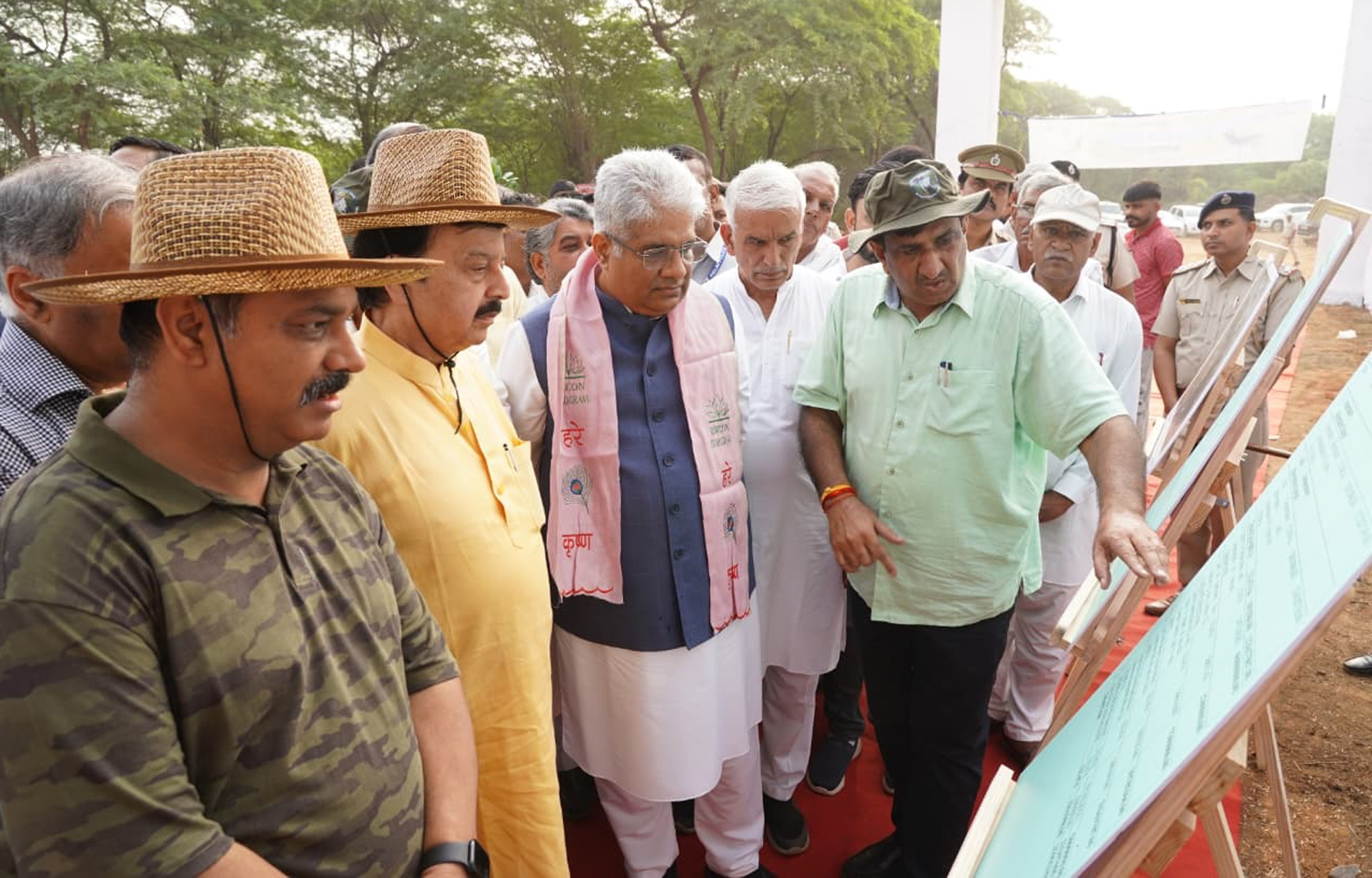 गुरुग्राम में राज्य स्तरीय वन्य जीव सप्ताह समारोह 2025 में प्रोजेक्ट के बारे में जानकारी लेते केंद्रीय मंत्री भूपेंद्र यादव।