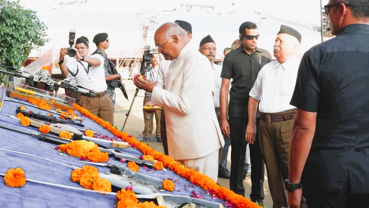 संघाच्या विजयादशमी उत्सवात शस्त्रपूजन करताना रामनाथ कोविंद शेजारी डॉ. मोहन भागवत