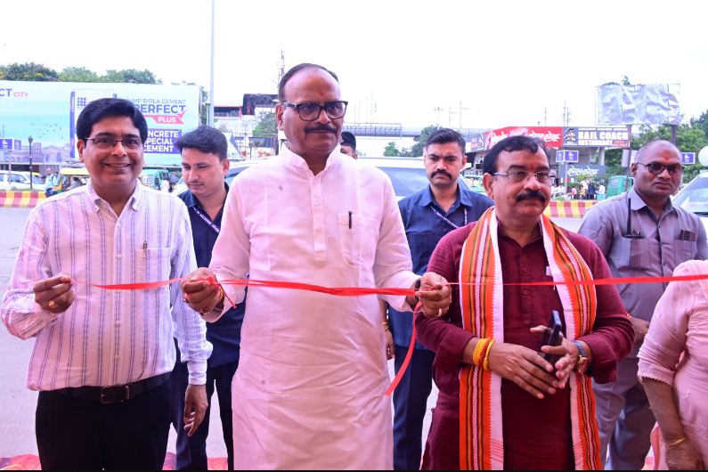 चारबाग में गांधी पुस्तक मेला का शुभारम्भ करते ब्रजेश पाठक
