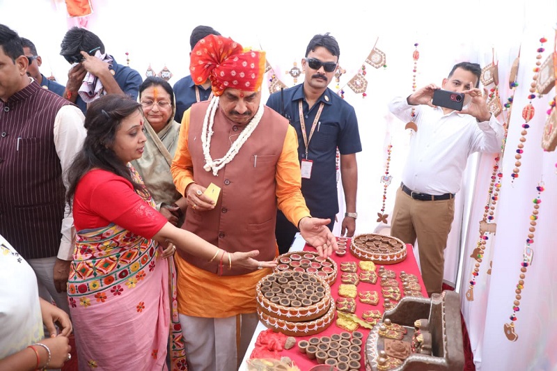 मप्रः मुख्यमंत्री ने इंदौर में गोबर से स्वदेशी दीये बनाये जाने के नवाचार की सराहना की