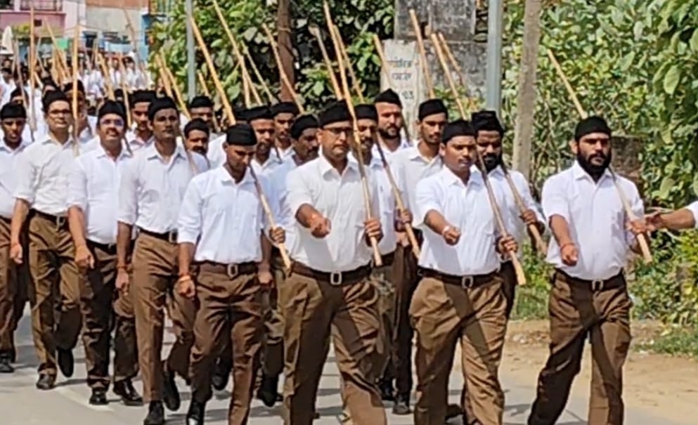 पथ संचलन करते स्वयंसेवक पथ संचलन करते स्वयंसेवक