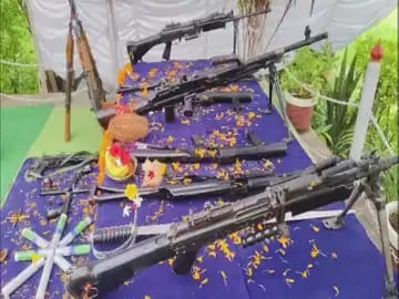जांजगीर पुलिस लाइन में विजयादशमी पर शस्त्र पूजा, SP समेत जवानों ने की विधि-विधान से पूजा