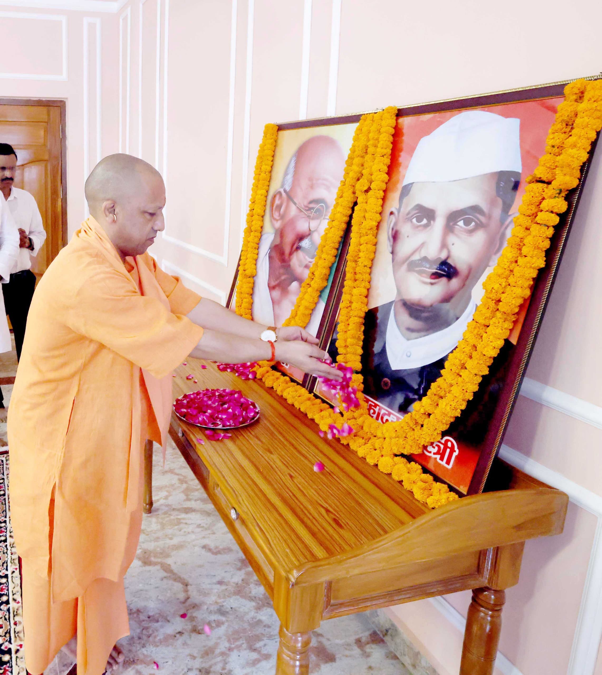 *जयंती पर राष्ट्रपिता महात्मा गांधी व पूर्व प्रधानमंत्री लाल बहादुर शास्त्री को याद किया सीएम योगी आदित्यनाथ ने*