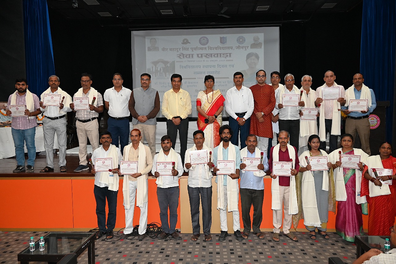 सफाई कर्मचारियों को सम्मानित करते हुए कुलपति डॉ वंदना सिंह