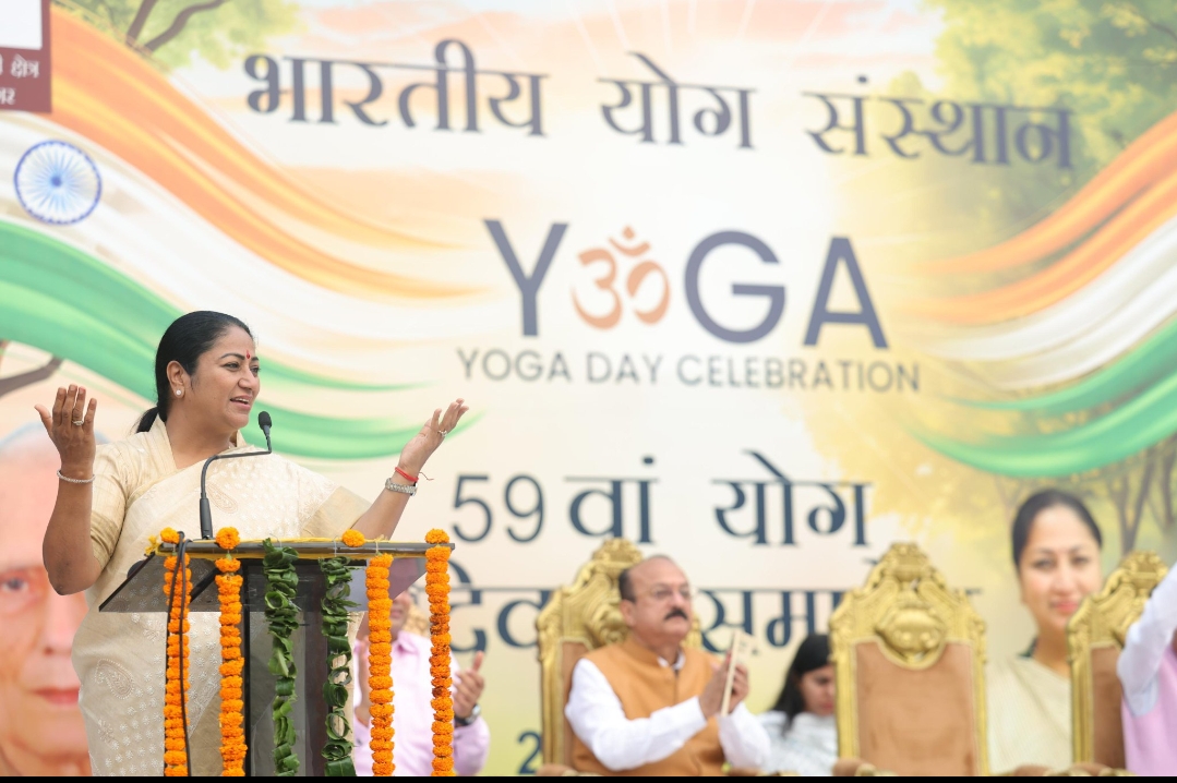 छत्रसाल स्टेडियम में आयोजित योग कार्यक्रम में सम्मिलित हुई मुख्यमंत्री रेखा गुप्ता