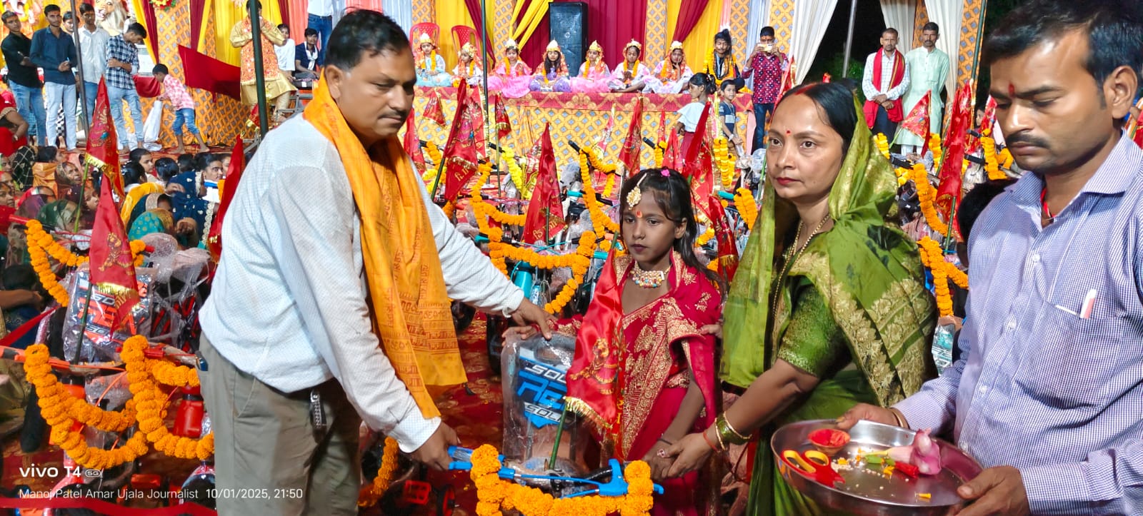 बालिका को साइकिल देती ग्राम प्रधान रिंकी सिंह साथ में प्रधान प्रतिनिधि विनोद कुमार सिंह। बालिका को साइकिल देती ग्राम प्रधान रिंकी सिंह साथ में प्रधान प्रतिनिधि विनोद कुमार सिंह।