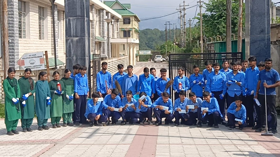 स्वच्छता ही सेवा अभियान के दौरान छात्र। स्वच्छता ही सेवा अभियान के दौरान छात्र।