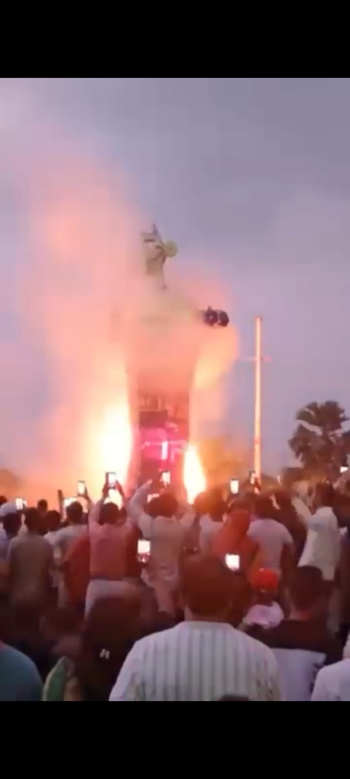 रावण का पुतला दहन होते हुए