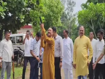 जांजगीर पुलिस लाइन में विजयादशमी पर शस्त्र पूजा, SP समेत जवानों ने की विधि-विधान से पूजा