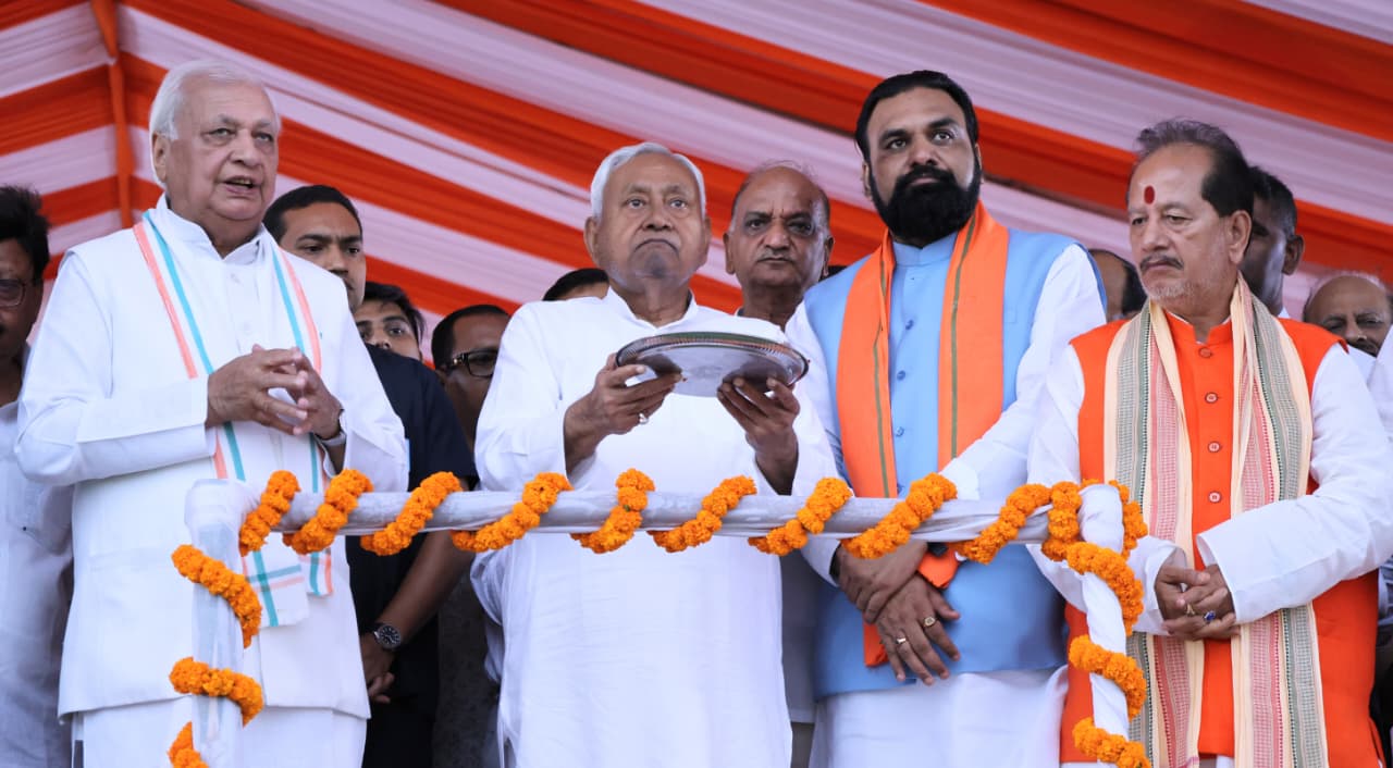 मुख्यमंत्री रावण दहन कार्यक्रम में शामिल होने के दौरान पूजा पाठ करते हुए