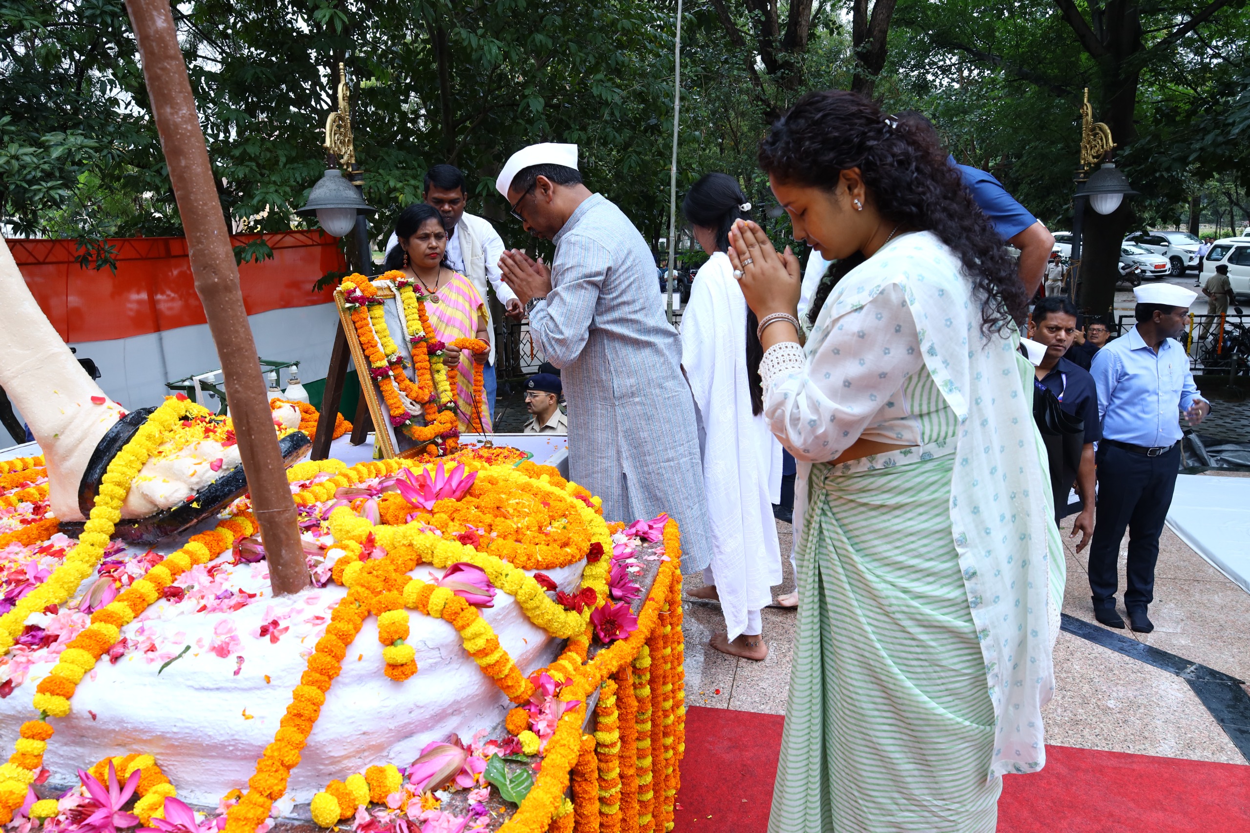 मुख्यमंत्री पुष्प चढ़ाते हुए