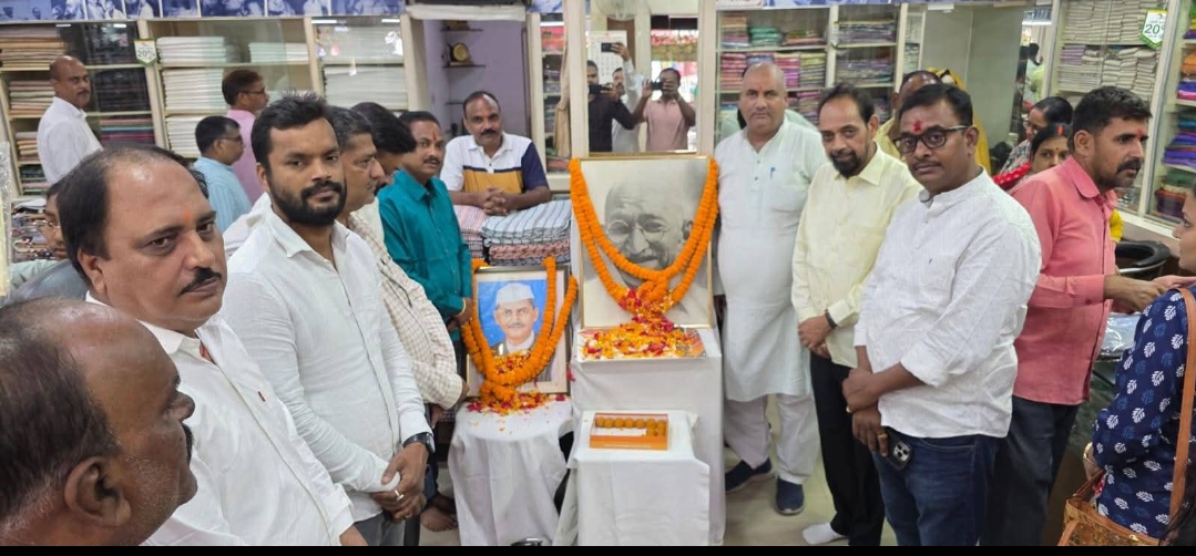 जमशेदपुर सांसद बिद्युत बरण महतो ने गांधी जयंती पर महात्मा गांधी को भावपूर्ण श्रद्धांजलि अर्पित की जमशेदपुर सांसद बिद्युत बरण महतो ने गांधी जयंती पर महात्मा गांधी को भावपूर्ण श्रद्धांजलि अर्पित की