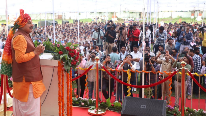 मुख्यमंत्री ने विजयादशमी के पावन पर्व पर इंदौर में किया शस्त्र पूजन मुख्यमंत्री ने विजयादशमी के पावन पर्व पर इंदौर में किया शस्त्र पूजन