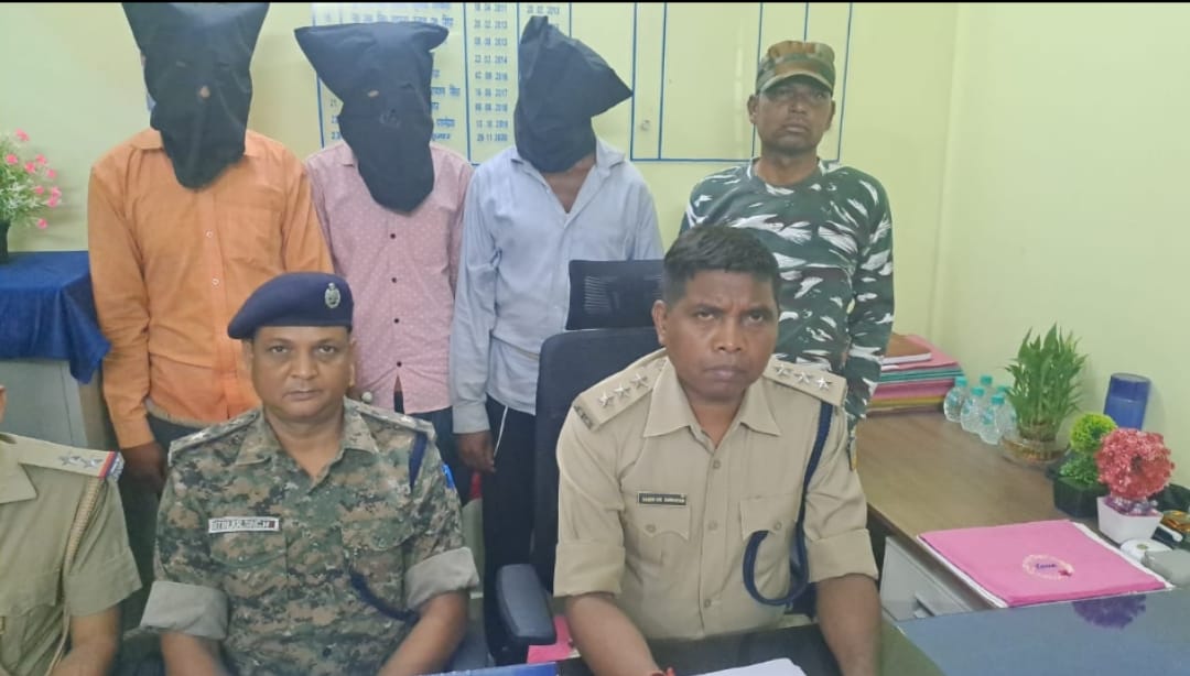 आरोपित और पुलिस जानकारी देते आरोपित और पुलिस जानकारी देते
