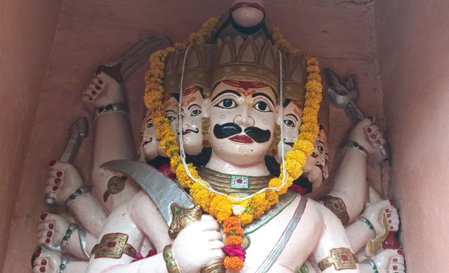 रावण मंदिर दशानन का छायाचित्र