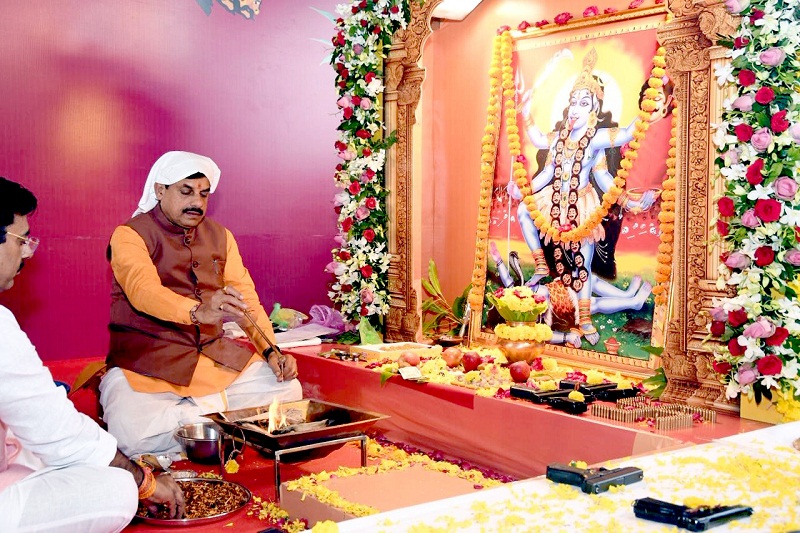 मप्रः मुख्यमंत्री डॉ. यादव ने सीएम हाउस में किया शस्त्र पूजन