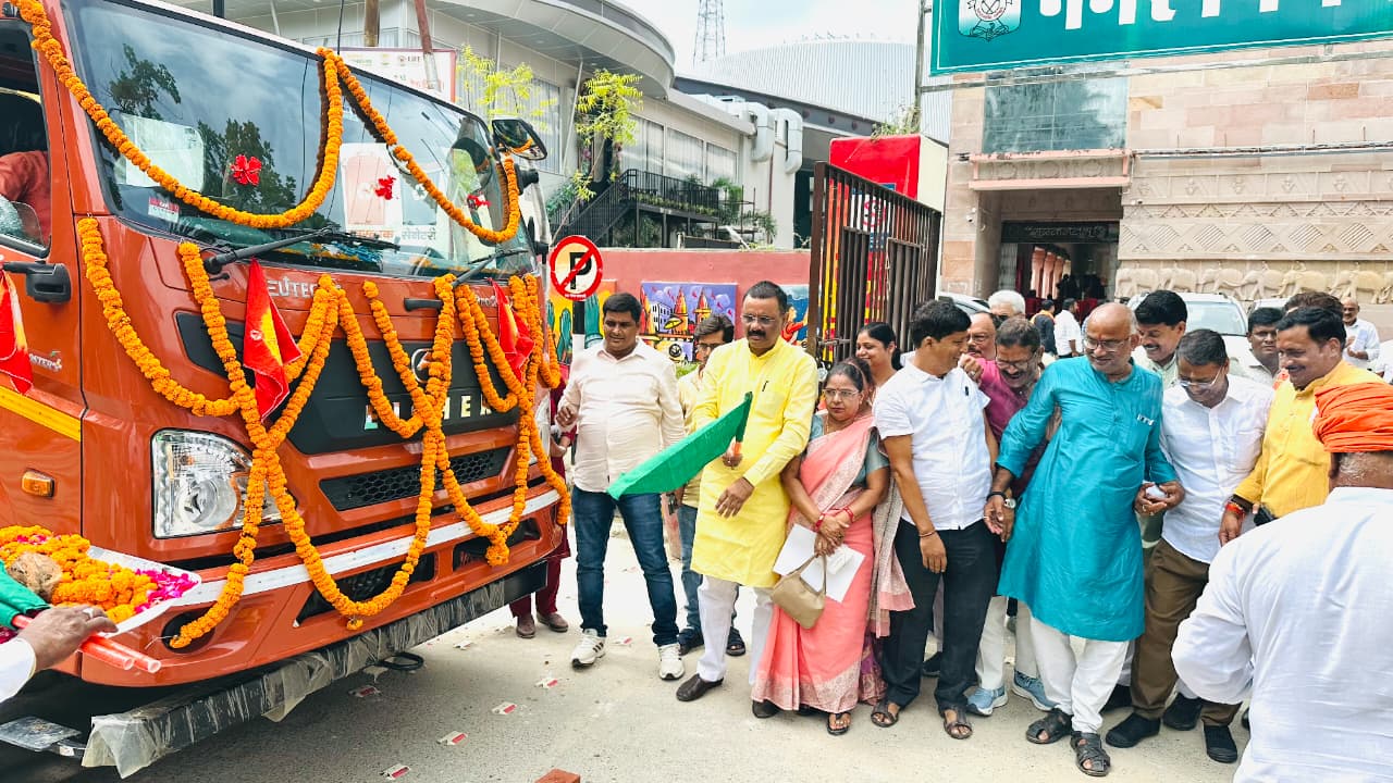 सीवर सफाई के लिए 6 वाहनों को हरी झंडी दिखाकर रवाना करते महापौर व अन्य विशिष्ट जन सीवर सफाई के लिए 6 वाहनों को हरी झंडी दिखाकर रवाना करते महापौर व अन्य विशिष्ट जन