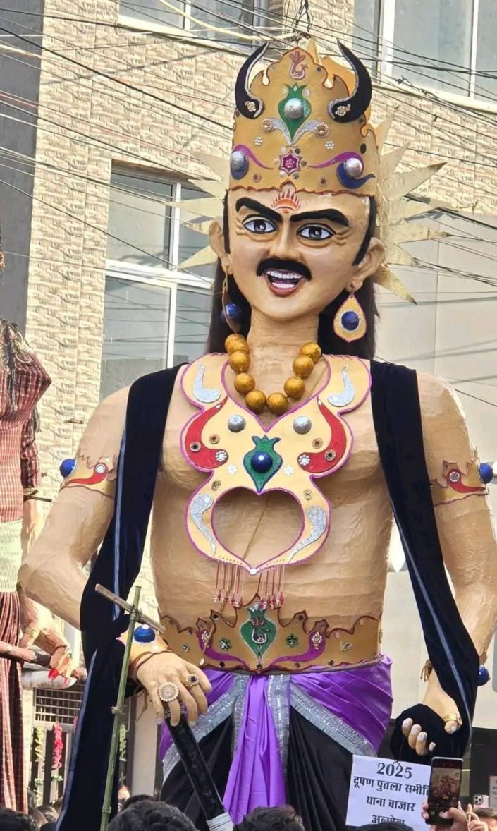 अल्मोड़ा में दशहरा महोत्सव में लाए गए रावण परिवार के पुतले