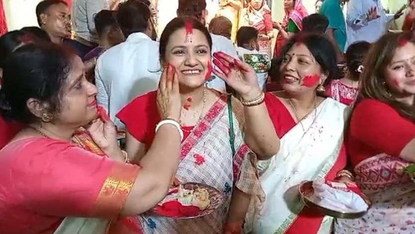 बंगाली मंदिर में सिन्दुर खेल की निभाई परम्परा, सुख-समृद्धि की कामना
