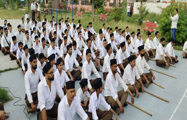 कार्यक्रम में मौजूद स्वयंसेवक।