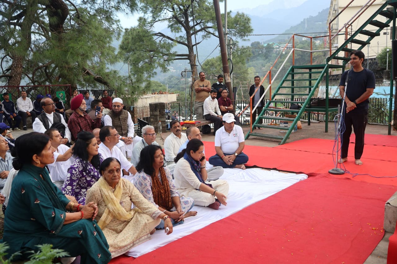 संबोधित करते हुए उपायुक्त।