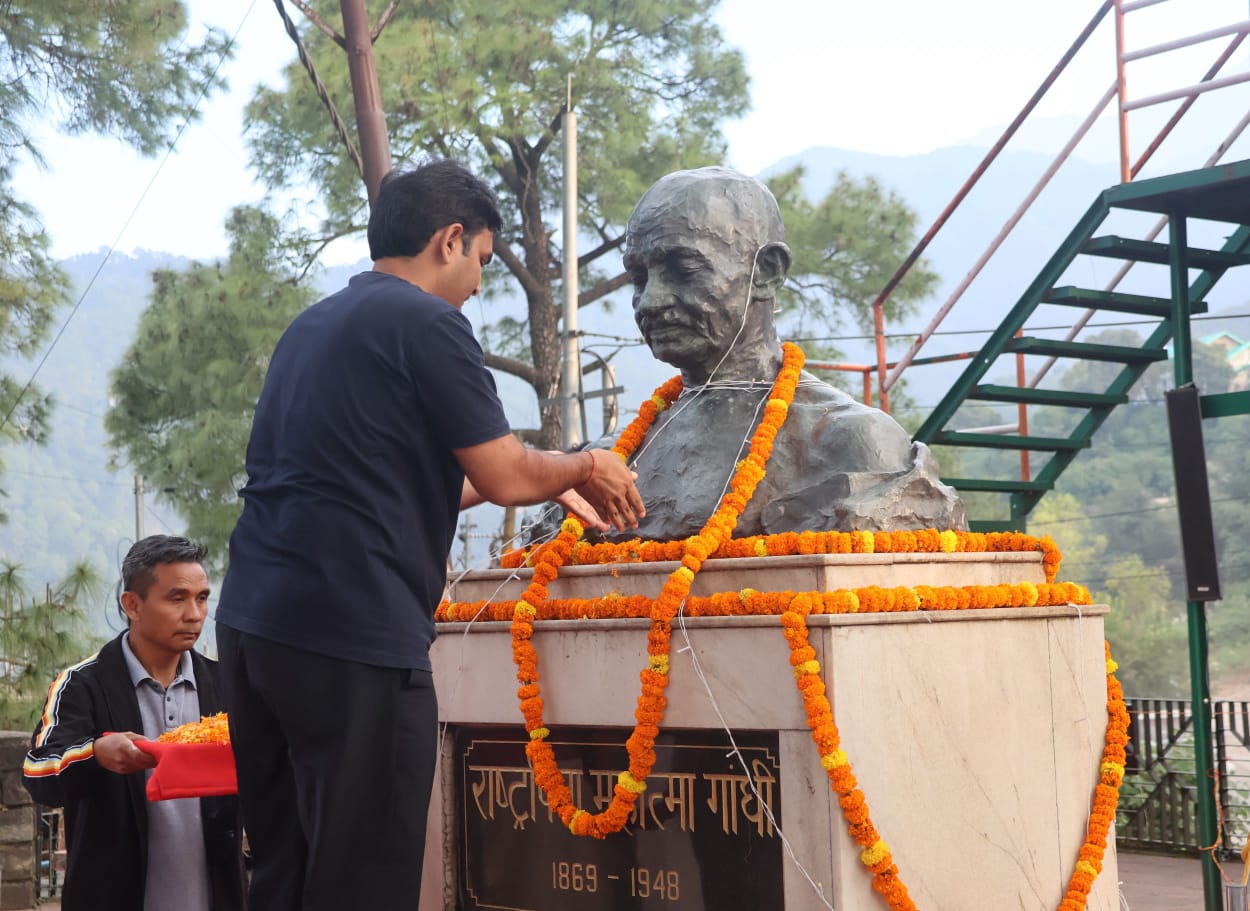 गांधी जयंती पर संबोधित करते हुए उपायुक्त।