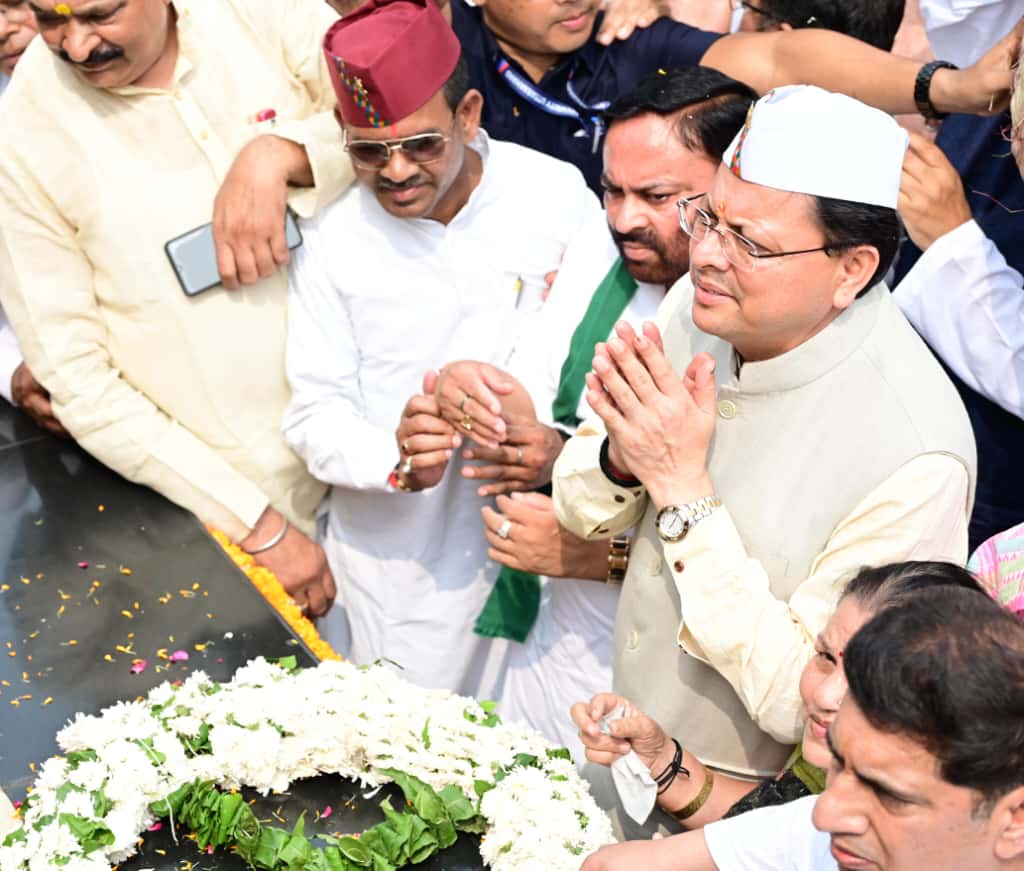 श्रद्धांजलि अर्पित करते मुख्यमंत्री धामी।