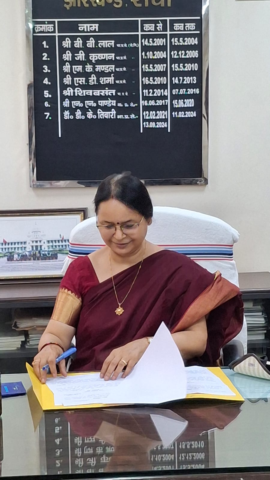 पदभार ग्रहण करते हुए अलका तिवारी