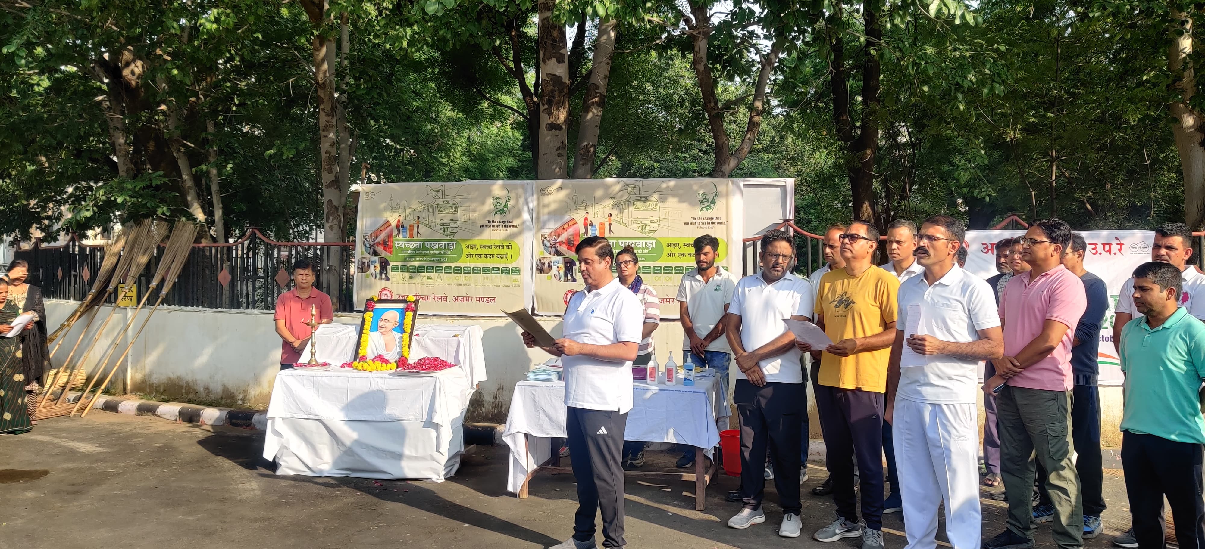 स्वच्छता शपथ लेकर मंडल रेल प्रबंधक सहित रेल कर्मचारियों ने किया श्रमदान स्वच्छता शपथ लेकर मंडल रेल प्रबंधक सहित रेल कर्मचारियों ने किया श्रमदान