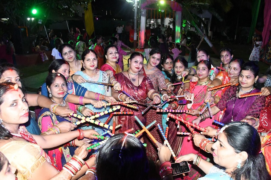 असमः एसएसबी की 24वीं बटालियन मुख्यालय रंगिया में नवरात्रा के अवसर पर डांडिया का दृश्य।