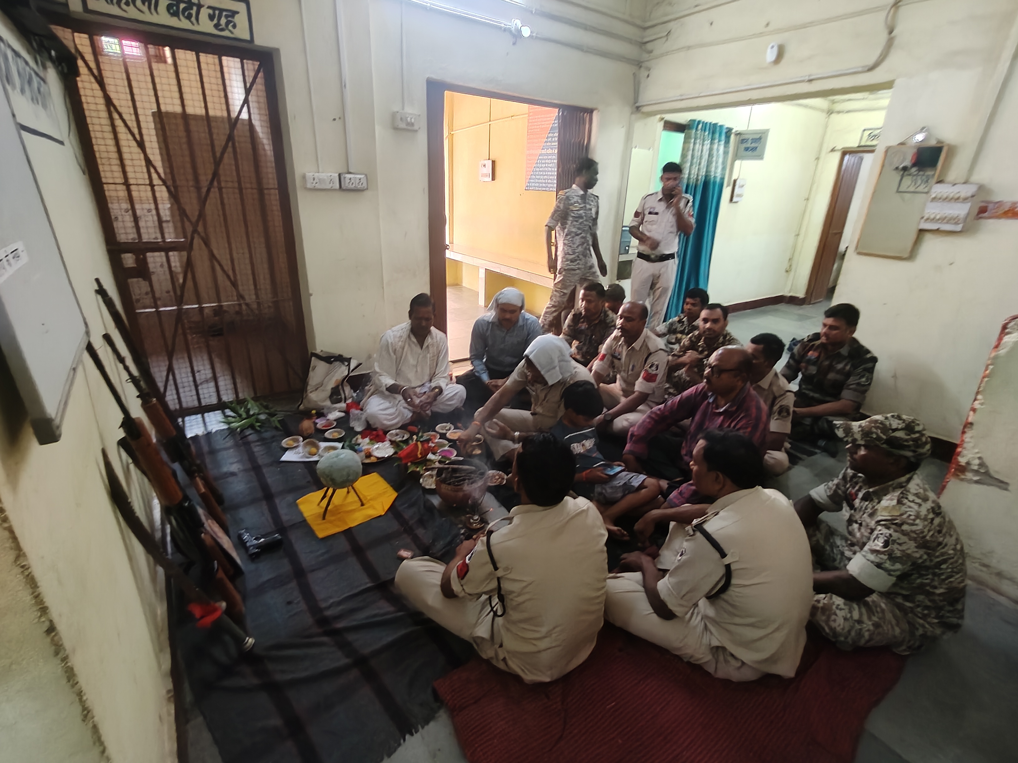 विजयदशमी के अवसर पर रामानुजगंज थाने में की गई शस्त्र पूजन विजयदशमी के अवसर पर रामानुजगंज थाने में की गई शस्त्र पूजन