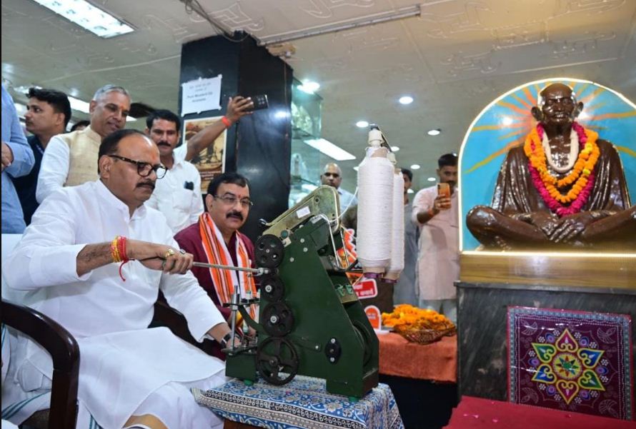 हजरतगंज स्थित गांधी आश्रम में चरखा से सूत काटते ब्रजेश पाठक