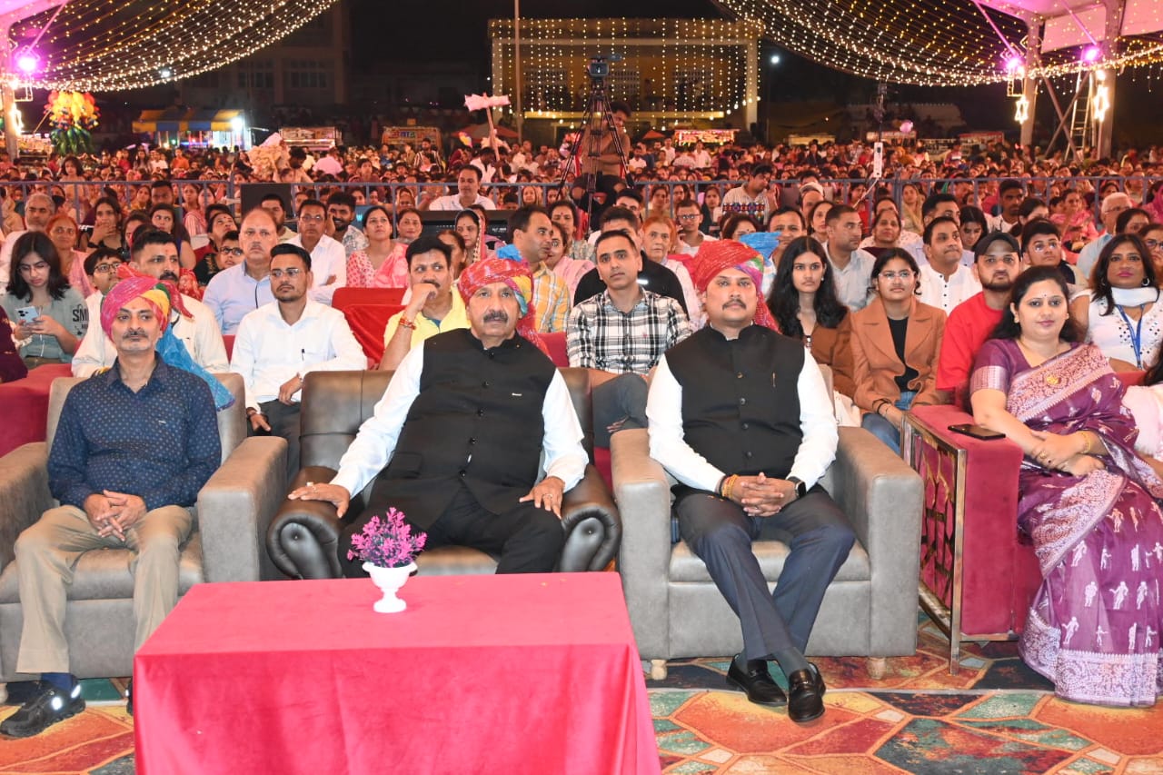 जयसिंहपुर में राज्यस्तरीय दशहरा समारोह में मौजूद उपमुख्यमंत्री और स्थानीय विधायक।
