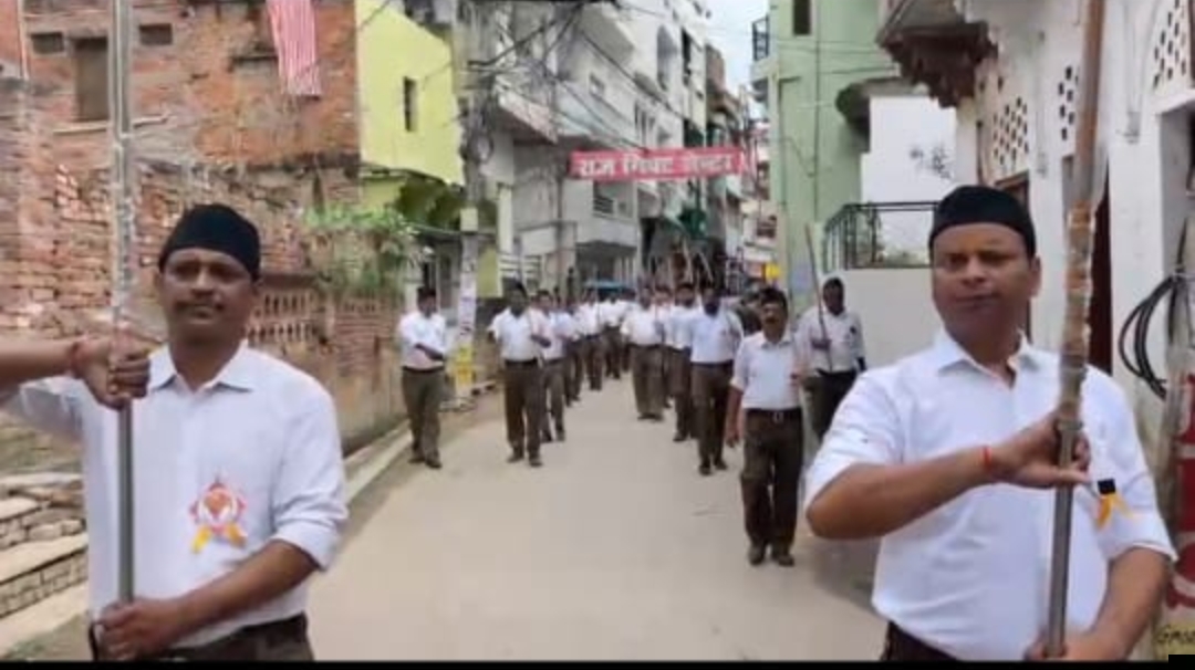 स्वयं सेवक पथ संचलन करते हुए