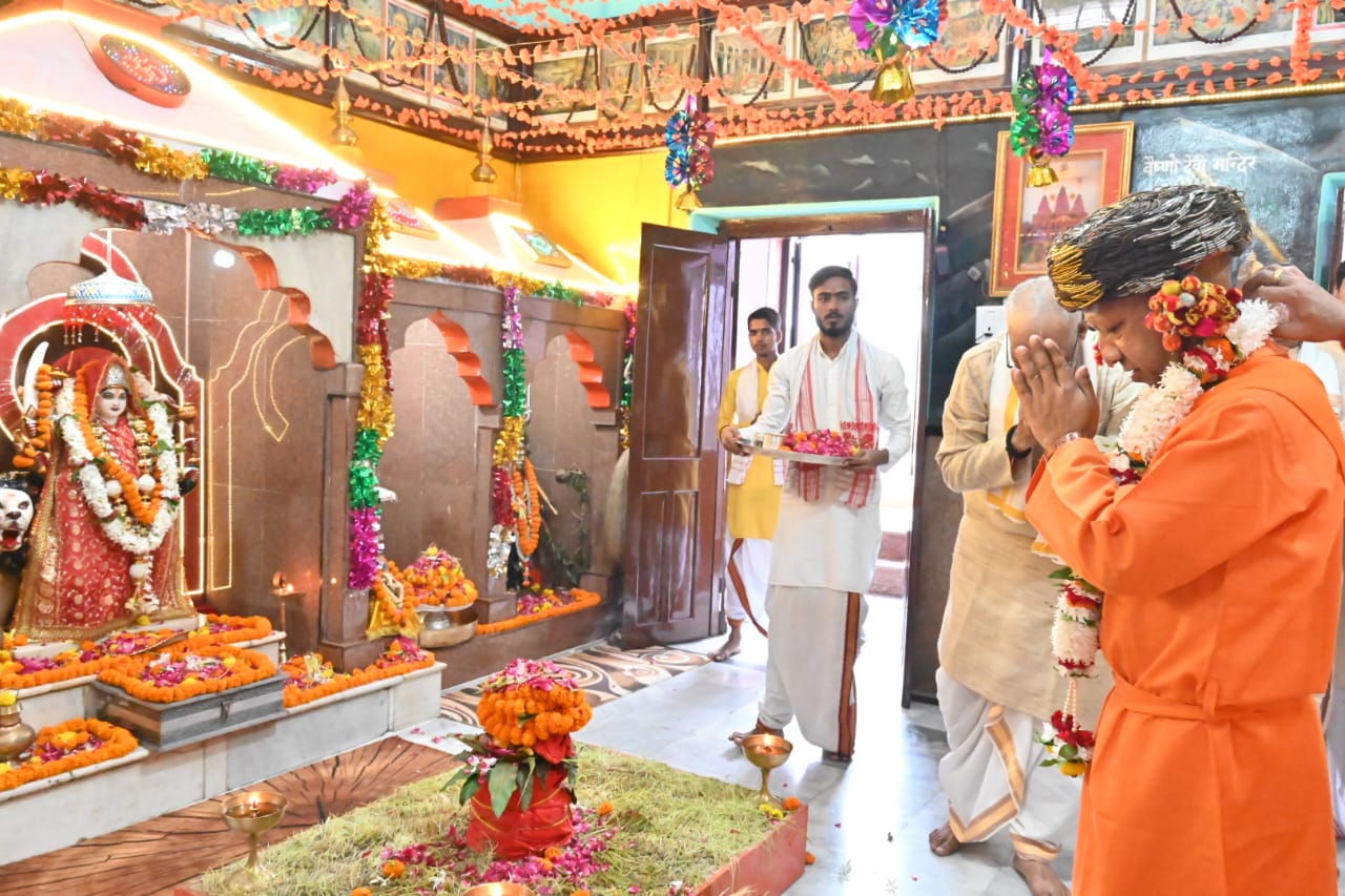 श्रीनाथ जी सहित मंदिर परिसर के सभी देव विग्रहों की सीएम योगी ने की पूजा*