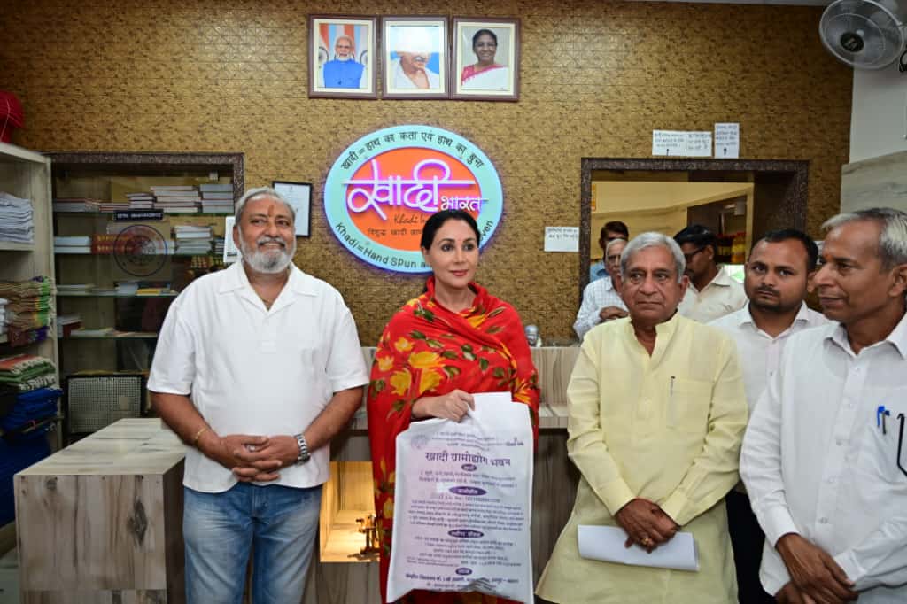 उपमुख्यमंत्री दिया कुमारी का स्वदेशी प्रोडक्ट पर जोर, खादी ग्रामोद्योग भवन से की खरीदारी” उपमुख्यमंत्री दिया कुमारी का स्वदेशी प्रोडक्ट पर जोर, खादी ग्रामोद्योग भवन से की खरीदारी”