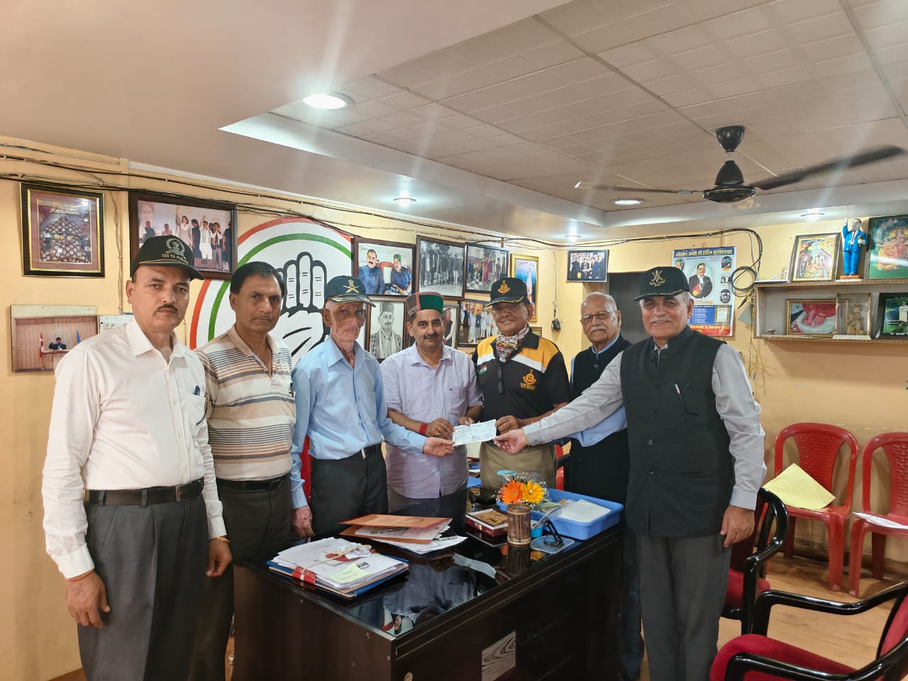 एक्ससर्विस मेन लीग के पदाधिकारी उपमुख्य सचेतक को चेक देते हुए। एक्ससर्विस मेन लीग के पदाधिकारी उपमुख्य सचेतक को चेक देते हुए।