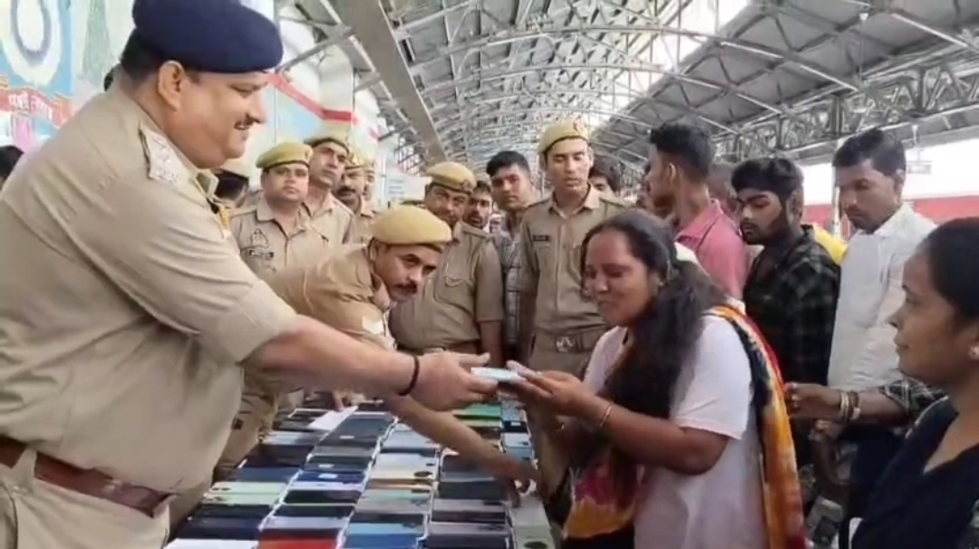 कानपुर सेंट्रल रेलवे स्टेशन पर मोबाइल सुपुर्द करते सीओ दुष्यंत सिंह व अन्य का छायाचित्र