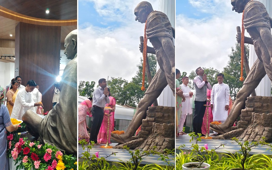 গুৱাহাটীঃ গান্ধী মণ্ডপত মহাত্মা গান্ধীক ফুলৰ শ্ৰদ্ধাঞ্জলি জ্ঞাপন কৰি জিএমচিৰ মেয়ৰ মৃগেন শৰণীয়া, কামৰূপ (মেট্ৰ') জিলাআয়ুক্তকে ধৰি অন্যান্য বিষয়াসকলে।