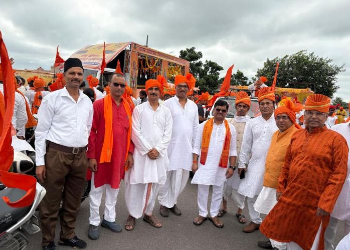 विजयादशमी पर लखनऊ में निकली शोभायात्रा विजयादशमी पर लखनऊ में निकली शोभायात्रा