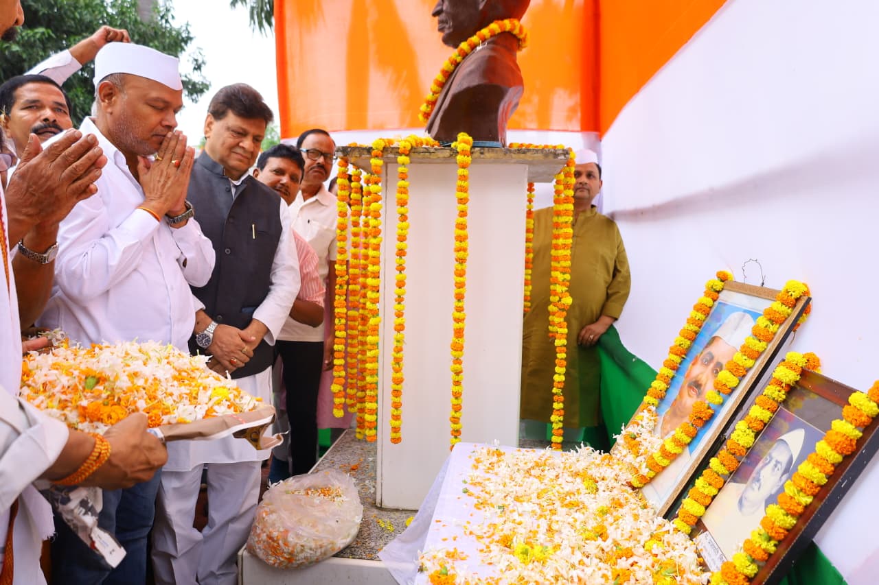 गांधी , शास्त्री एवं प्रजापति मिश्र को उनकी जयंती पर नमन किये कांग्रेस कार्यकर्ताओं ने किया नमन गांधी , शास्त्री एवं प्रजापति मिश्र को उनकी जयंती पर नमन किये कांग्रेस कार्यकर्ताओं ने किया नमन
