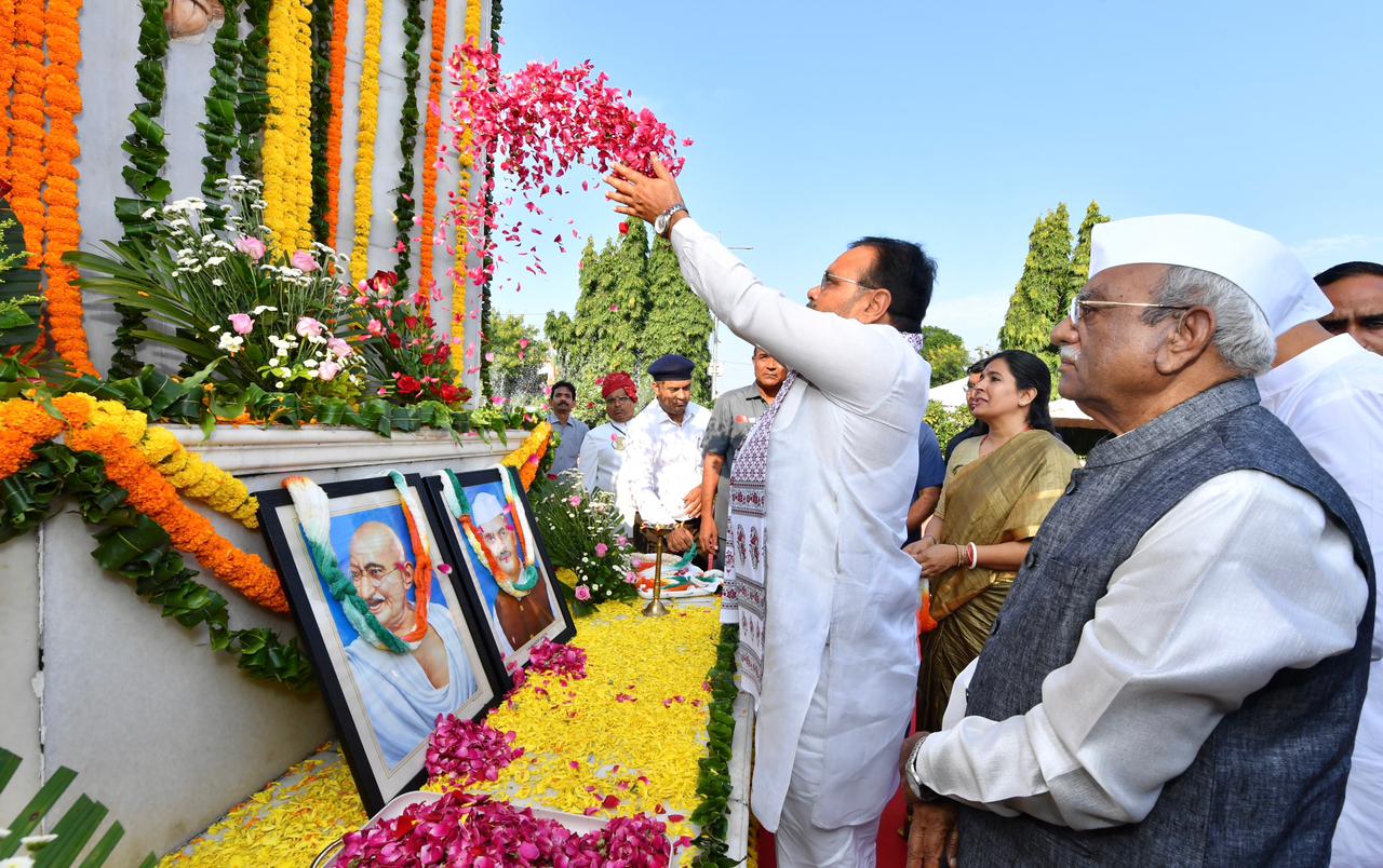 राज्यपाल और मुख्यमंत्री बापू को श्रद्धांजलि देते हुए। राज्यपाल और मुख्यमंत्री बापू को श्रद्धांजलि देते हुए।